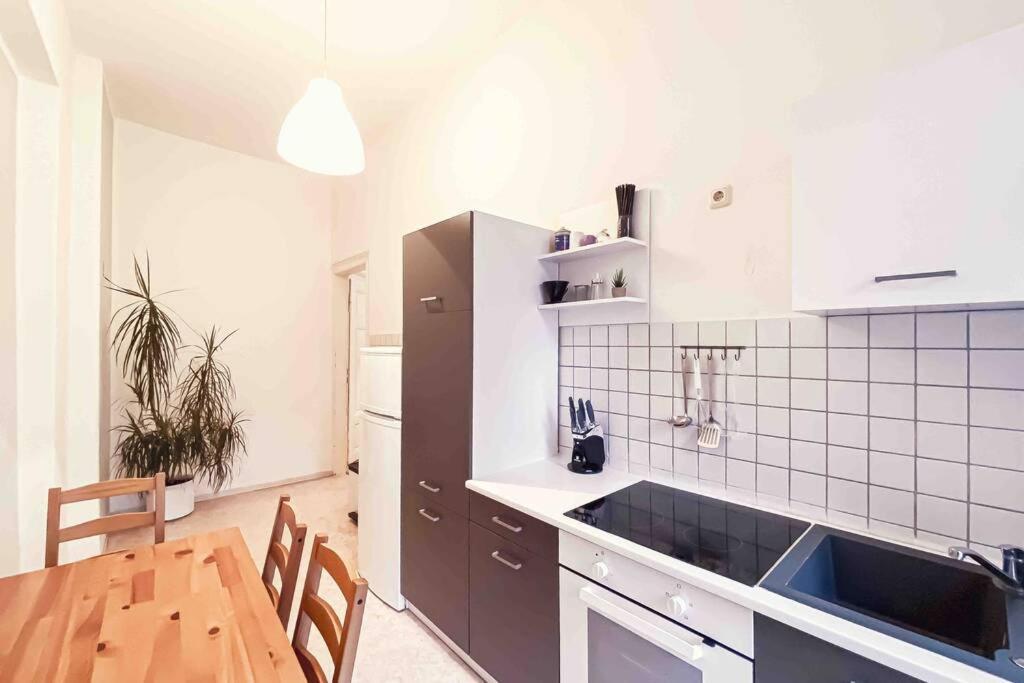 Altbau-schmuckstueck An Der Karli Mit Riesigem Balkon Apartment