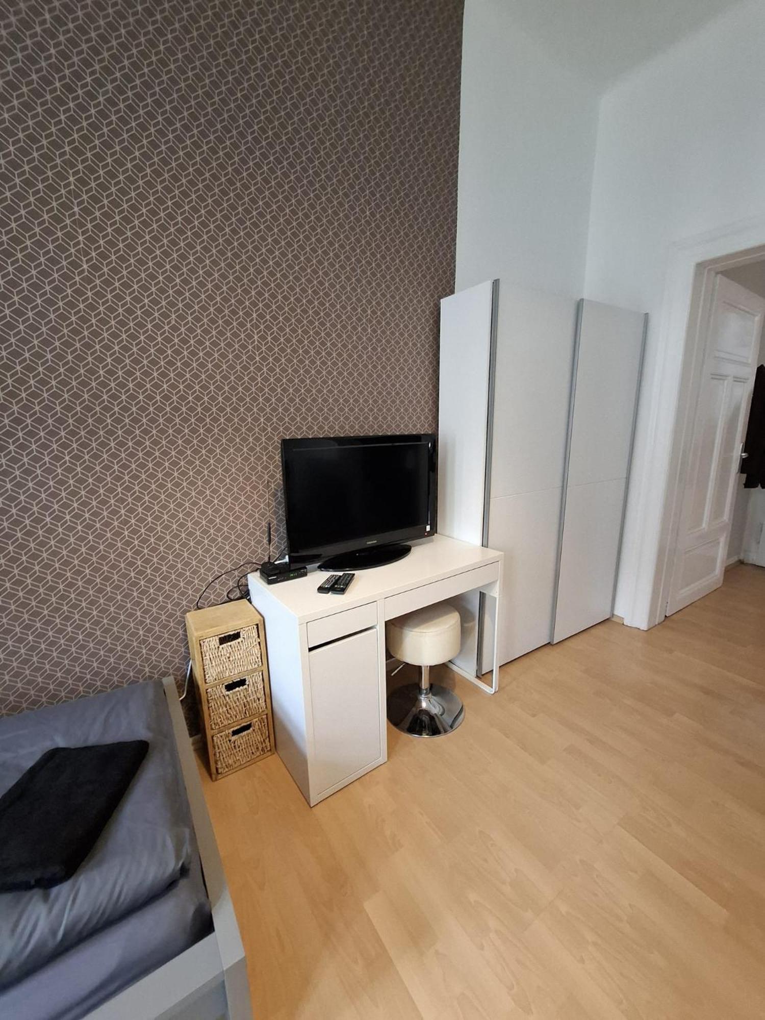 Apartment Altbau-schmuckstueck An Der Karli Mit Riesigem Balkon