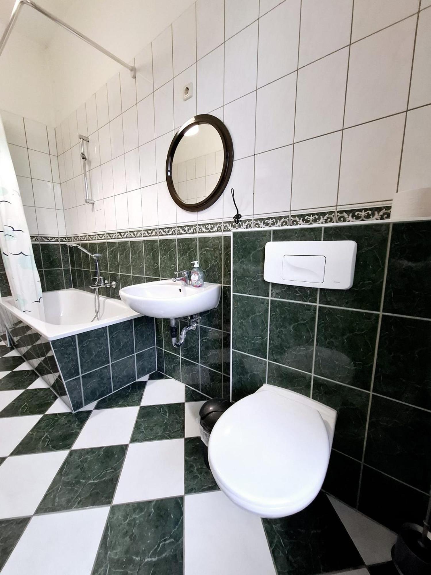 Altbau-schmuckstueck An Der Karli Mit Riesigem Balkon Apartment *